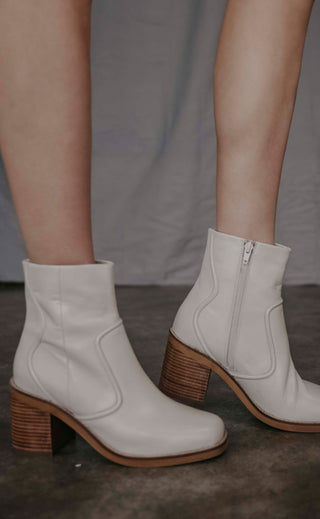 seychelles: delicacy leather boot - white